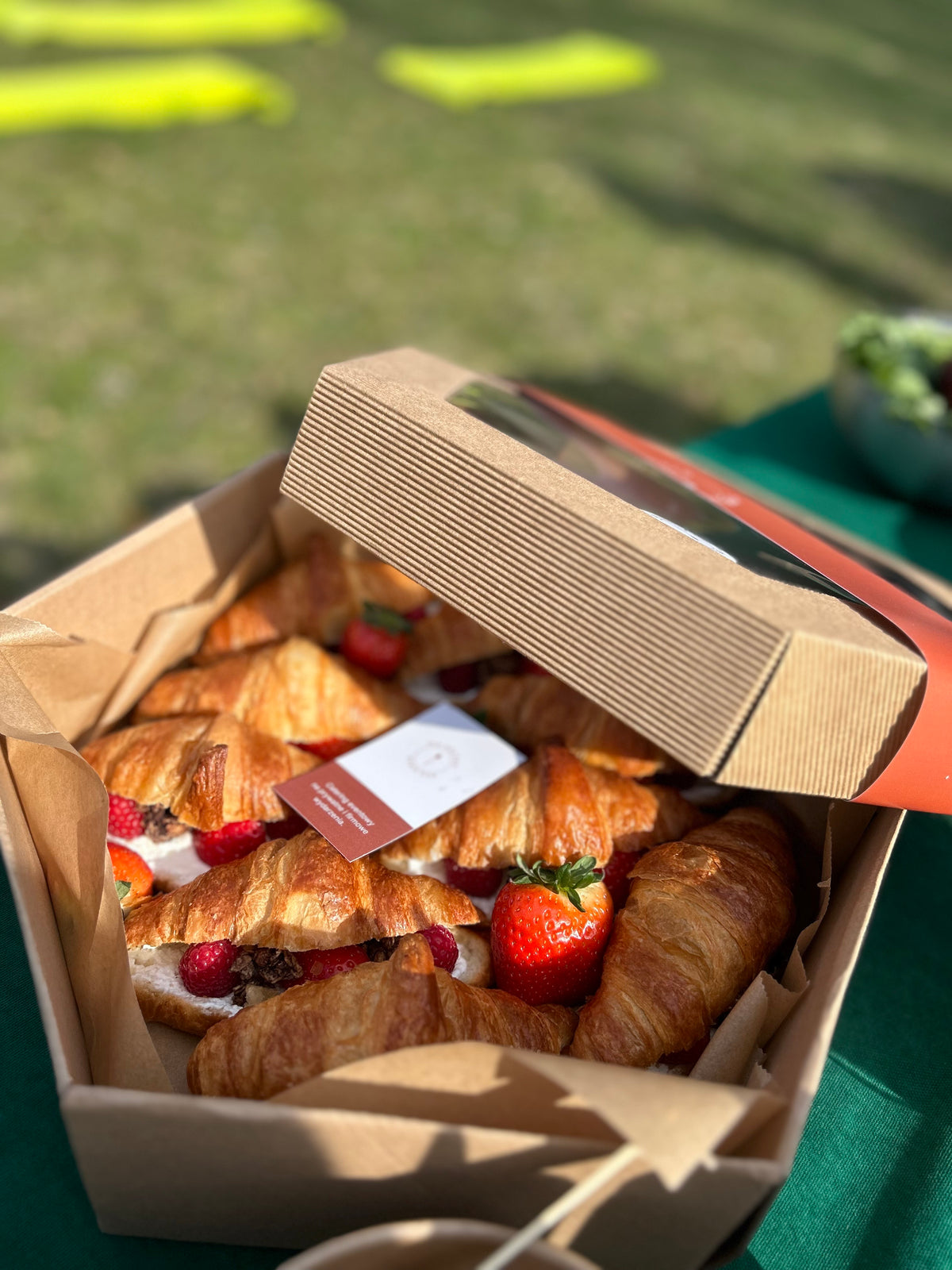 Event Box z croissantami i truskawkami w plenerze