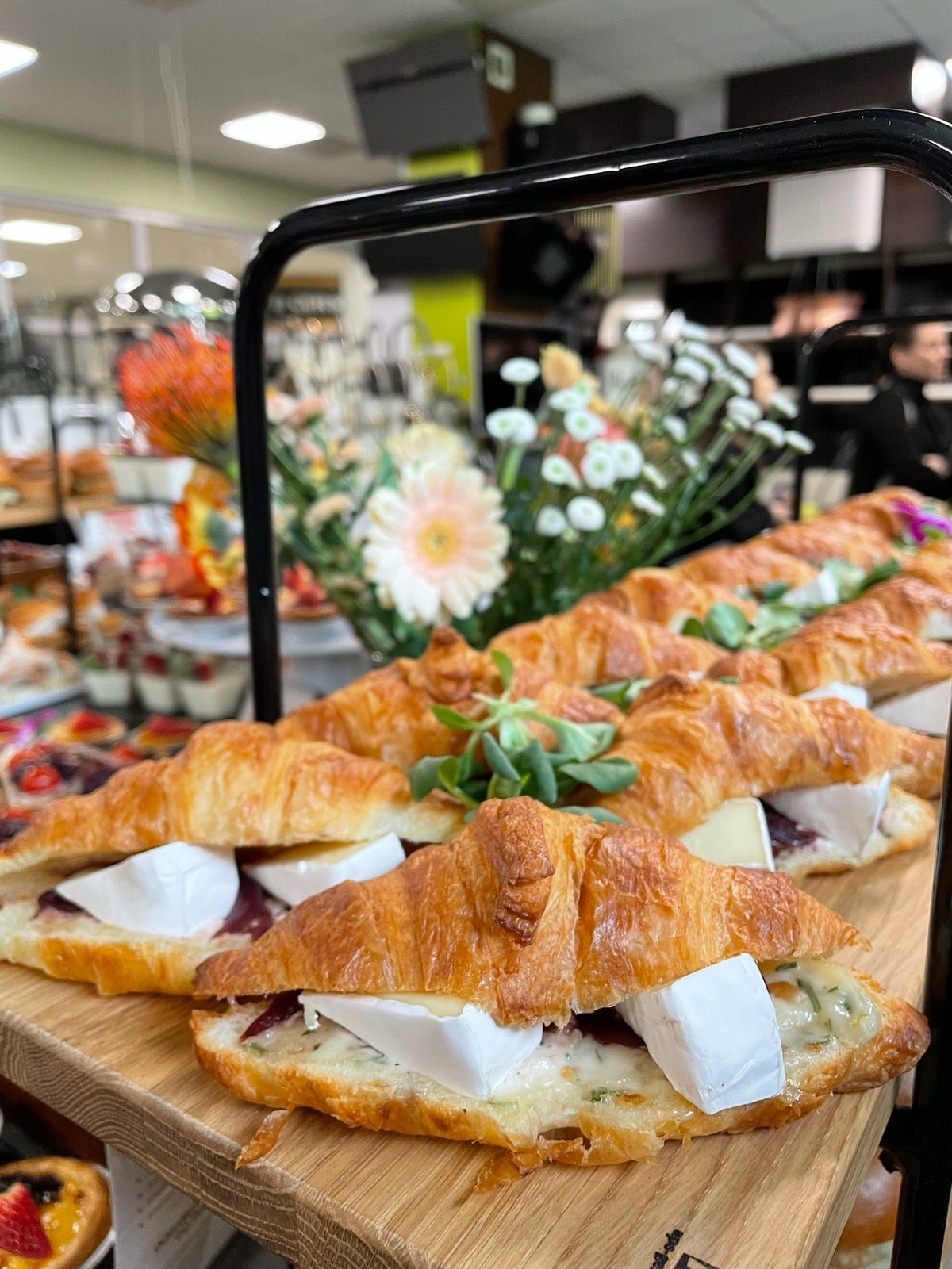 Croissanty z serem brie i świeżymi dodatkami